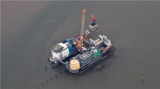 Der Betrieb auf der Bohrplattform Mittelplate darf vorerst weitergehen. (Archivbild)