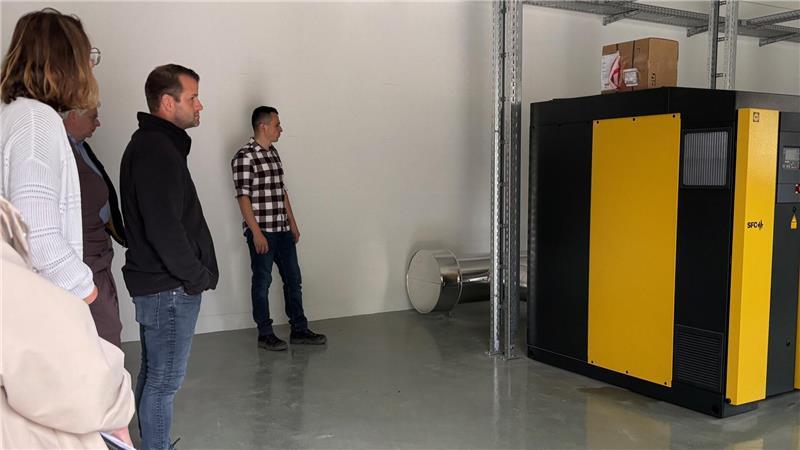 Mit diesem Becken kann Harsefeld auf 30.000 Einwohner wachsen Der Betriebsausschuss der Samtgemeinde Harsefeld lässt sich die neue Technik für das Belebungsbecken zeigen.