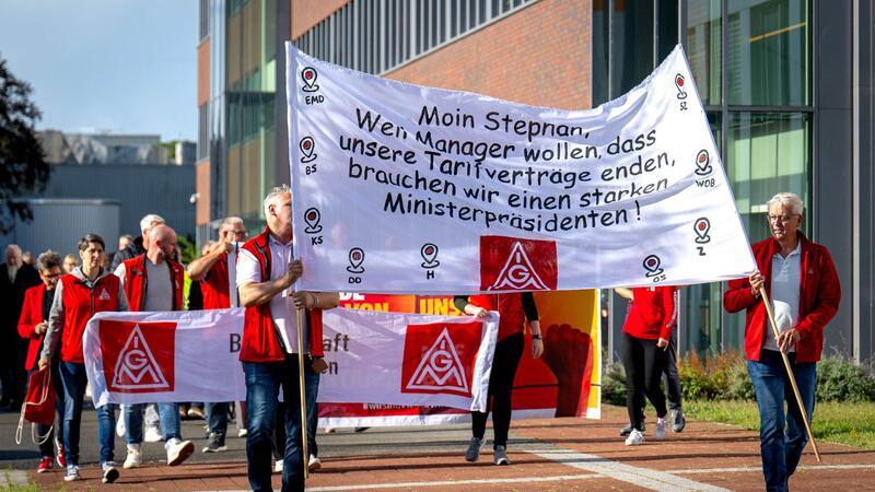 Der Betriebsrat im Emder VW-Werk setzt im Streit um die Sparpläne auf die Unterstützung des niedersächsischen Regierungschefs. 
