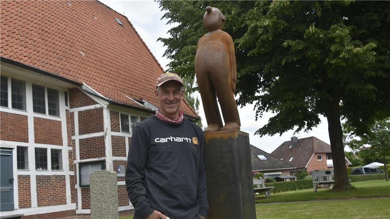 Der Bildhauer Jonas Kötz mit seinem neuesten Gesellen aus Stahl.