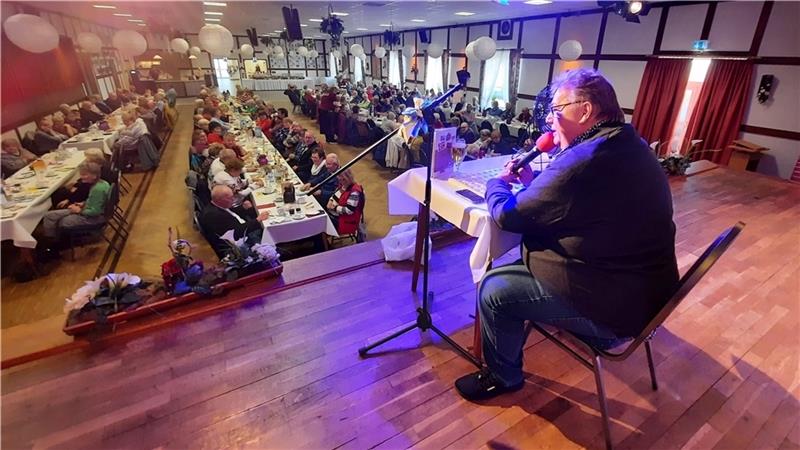 Darf in Pandemie- und Kriegszeiten gefeiert werden? Event-Neustart beim XXL-Wirt Der Bingobär und sein Publikum: NDR-Moderator Michael Thürnau spielte mit den 170 Gästen in der Festhalle Kutenholz drei Runden Bingo. Fotos: Parge