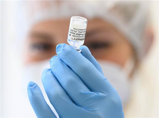 Der Biontech-Impfstoff schützt auch Schwangere gut vor einer Corona-Infektion und vor einer Einweisung ins Krankenhaus. Foto: Robert Michael/dpa