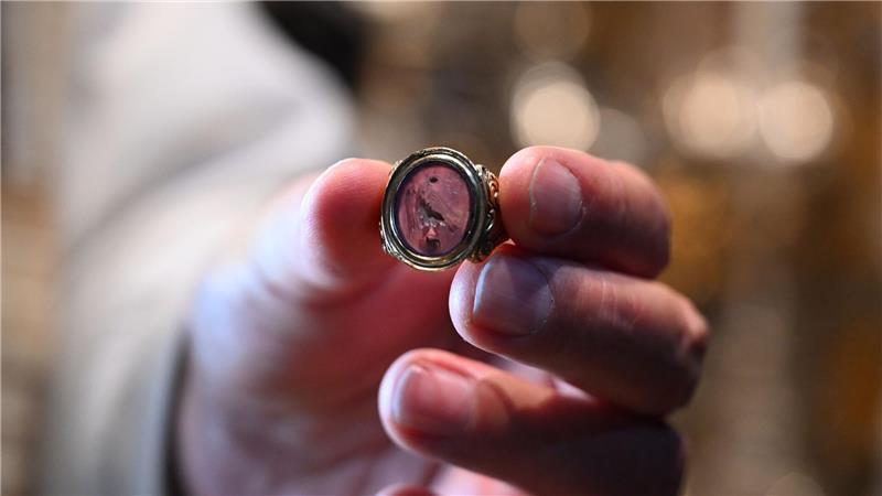 Der Bischofsring von Papst Benedikt steckt am Zepter der Schwarzen Madionna.  