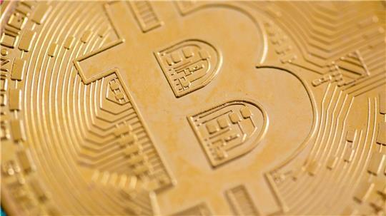 Der Bitcoin kommt derzeit auf eine Marktkapitalisierung von rund 2,1 Billionen Dollar.