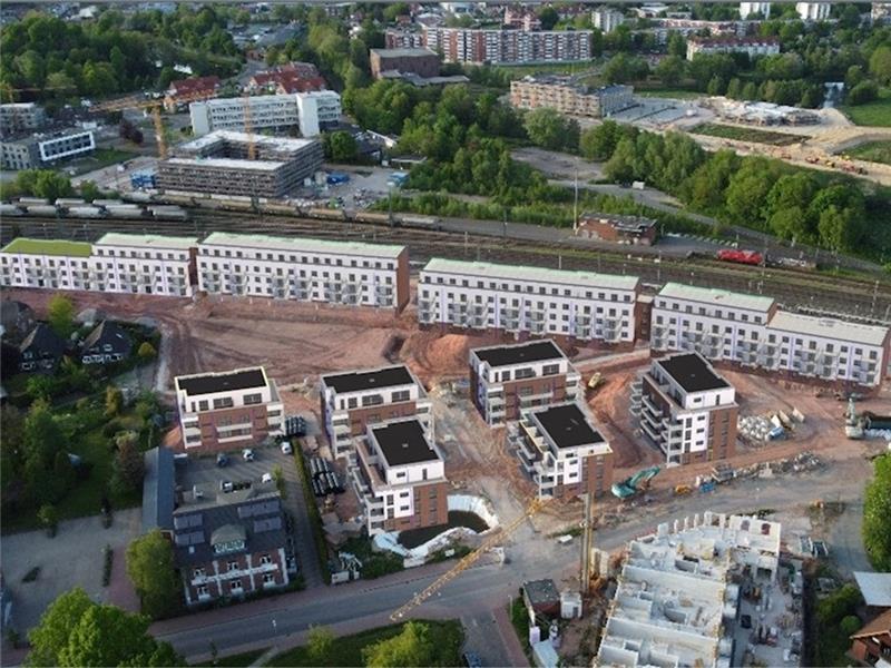 Mineralölwerk Stade: Sanierung des giftigen Bodens beendet Der Blick auf das Bauvorhaben direkt an der Bahn: an den Gleisen die vier großen Mieteinheiten, davor sechs Stadtvillen. Visualisierung: HIT
