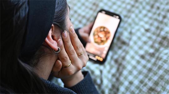 Der Blick auf den Social-Media-Feed ist für viele Jugendliche ein fester Bestandteil ihres Alltags – birgt aber auch Gefahren. (Symbolbild)