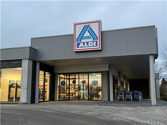 Der Blick auf den neuen Eingang des Discounters Aldi in Horneburg. Foto: Vasel