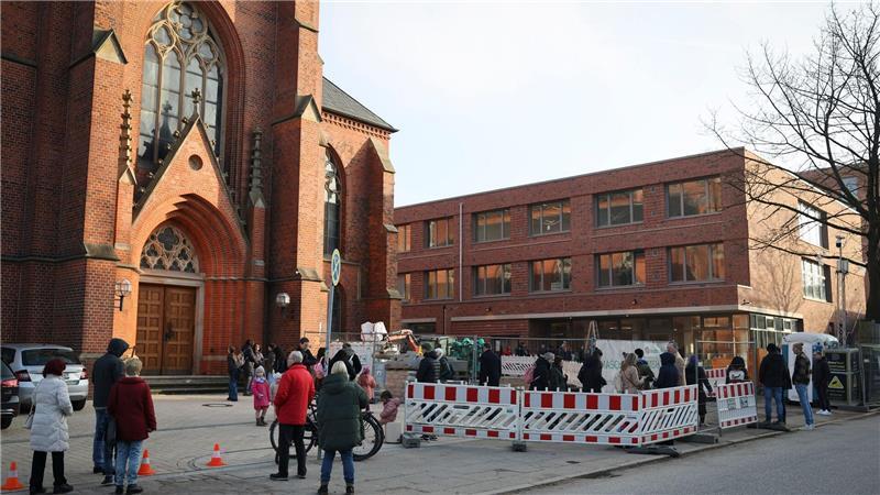 Erzbistum weiht neue katholische Schule Sophien-Campus ein Der Blick auf die katholische Sophienschule neben der Kirche St. Sophien.