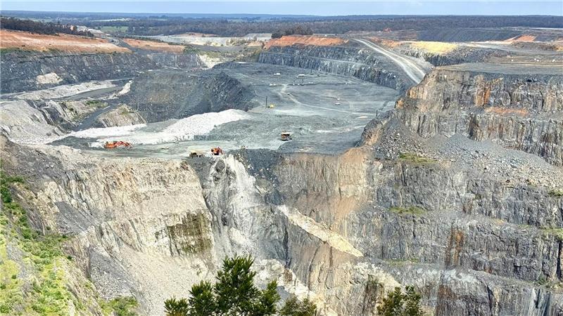 Lithium-Gigant Australien: Motor der globalen Energiewende Der Blick  auf die riesige Greenbushes-Mine ist atemberaubend.