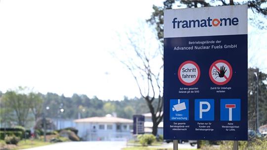 Der Blick auf ein Zugangstor des Werks der Framatome - Advanced Nuclear Fuels GmbH.