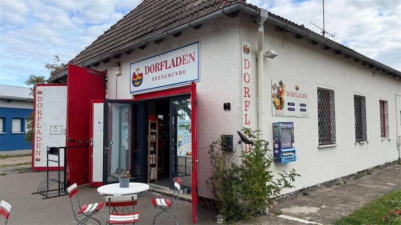 Der Blick auf einen Dorfladen in einem alten Feuerwehrhaus in Peenemünde.