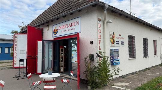 Der Blick auf einen Dorfladen in einem alten Feuerwehrhaus in Peenemünde.