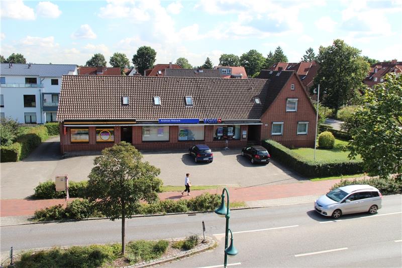 Der Blick aus dem Rathaus auf die gegenüberliegende Seite der Bahnhofstraße zeigt das Neu Wulmstorf der 50er-Jahre: Der Flachbau auf der ortsbildprägenden Kreuzung in der Ortsmitte entspricht längst nicht mehr dem modernen städtebaulichen Umfeld im Zentrum. Foto Michaelis