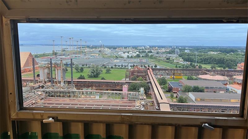 AOS im Stader Chemiepark: Der Betrieb, der niemals schläft Der Blick geht aus 55 Meter Höhe gen Hamburg - über das Gelände von AOS, das LNG-Terminal im Bau und die Dow.