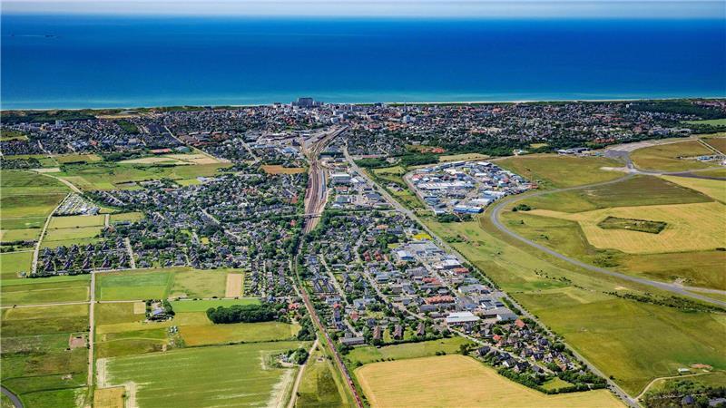 Der Blick geht gen Westen über Tinnum und Westerland zur Nordsee.