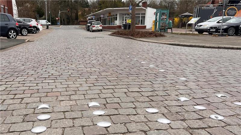 Der Blick geht vom Lerchenweg gen B73. Rechts der Marktplatz wird für die Bauarbeiten gesperrt.