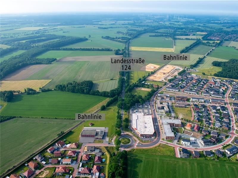 Der Blick gen Süden: Rechts die Heidesiedlung-West, in der Mitte unten Kreisel und Famila, daneben Feuerwehr und anschließend, links von Bahngleis und Harsefelder Straße gelegen, die Flächen für die Heidesiedlung-Ost. Oben die Sandflächen f