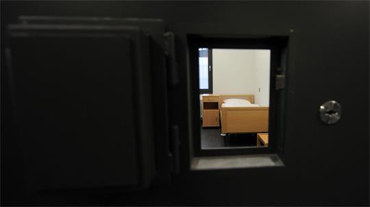 Der Blick in einen Haftraum in der Justizvollzugsanstalt Bremervörde.