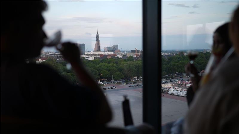 Der Blick über Hamburg aus der Bar „Karo & Paul“ im Bunker in St. Pauli ist ein Erlebnis. 