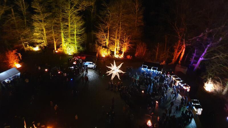 Der Blick vom Aussichtsturm bei Dämmerung auf den illuminierten Platz.