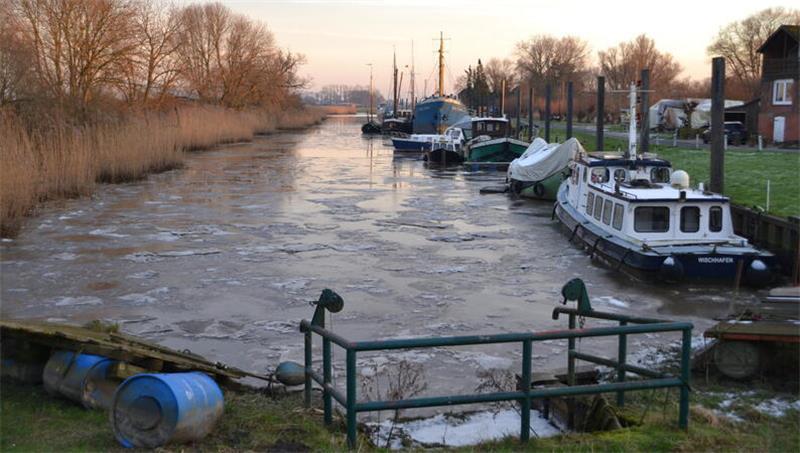 Der Blick vom Deich auf den Traditionshafen in Wischhafen.