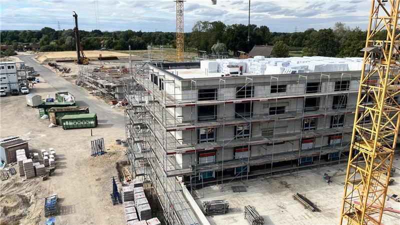 Buxtehuder Großprojekt: Im April ziehen die ersten Mieter ins Orchideenquartier Der Blick vom Hof Elbe auf den Rest des Baugebiets. Ganz hinten sind die Sandablagerungen für den vorletzten Bauabschnitt zu sehen.