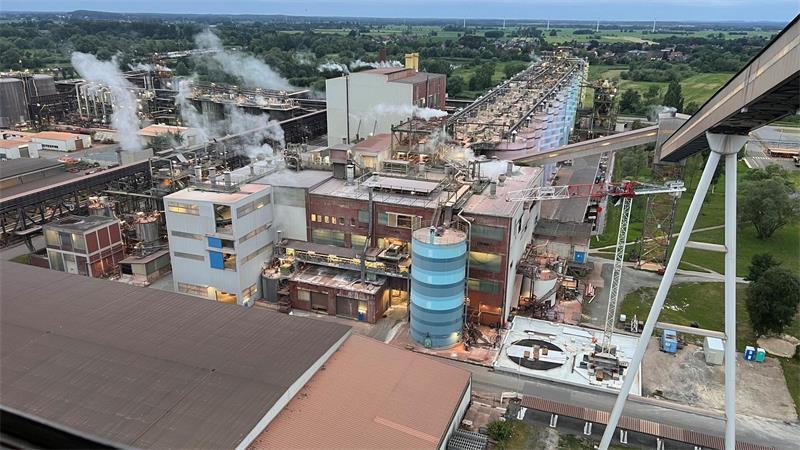 AOS im Stader Chemiepark: Der Betrieb, der niemals schläft Der Blick vom Kalzinierungsturm auf die AOS-Produktionsstätte und das weite Moor.
