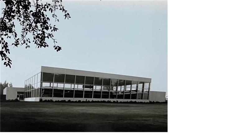 Vor 50 Jahren: Hallenbad Aquarella hat vier Millionen Mark gekostet Der Blick vom Stadtpark auf das Hallenbad, das Grundgerüst mit den Glasscheiben wurde durch Anbauten ergänzt.