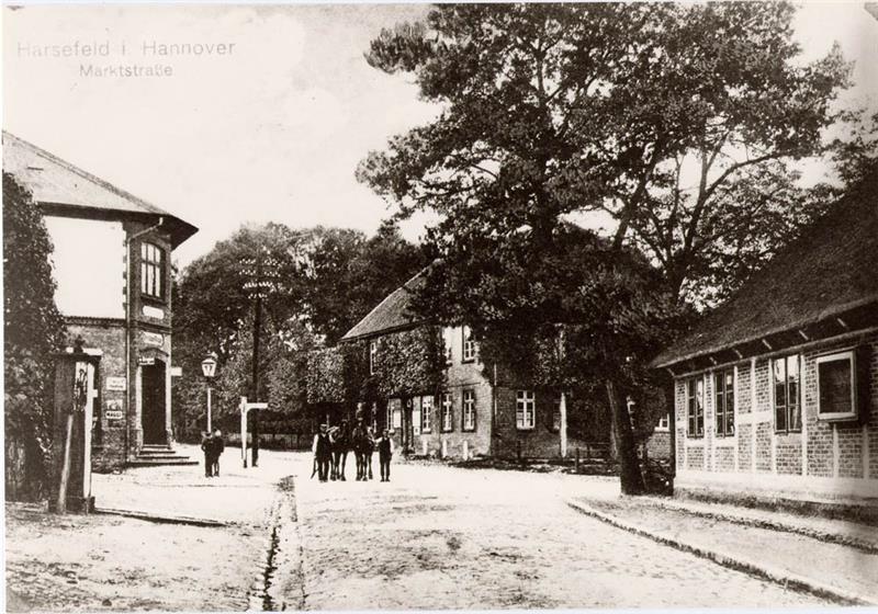 Der Blick von der Marktstraße auf die Kreuzung im Jahr 1910. Rechts das Gebäude ist die 1919 abgebrannte Schmiede. Foto: Samtgemeindearchiv Harsefeld