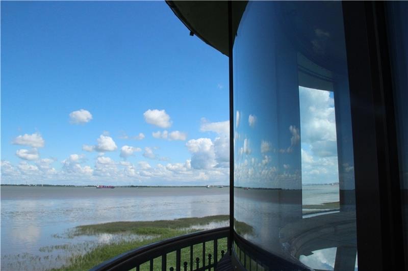 Der Blick von der Turmgalerie auf Elbe und Panoramafenster. Foto: Klempow