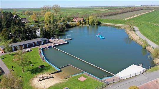 Der Blick von oben auf das Naturfreibad von Krummendeich.