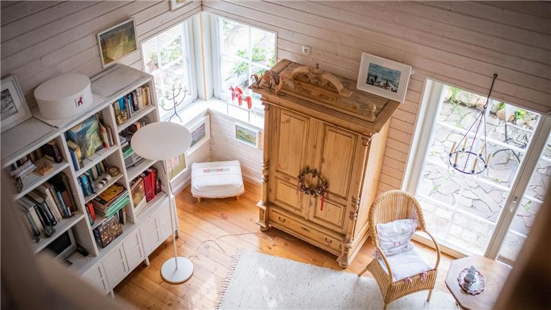Tiny House: Das große Glück im kleinen Schwedenhaus Der Blick von oben ins Wohnzimmer: Im Wohnzimmer vereinen sich günstige Ikea-Möbel, mit Einzelstücken aus Asien und Möbeln aus dem 19. Jahrhundert. Foto: Arnd Hartmann