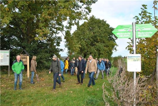 Der Bliedersdorfer Heuweg wird von den engagierten Projektentwicklern und Bürgern offiziell eingeweiht – durch eine Wanderung von Bliedersdorf nach Nottensdorf. Die grünen Schilder weisen den Weg. Foto: Lohmann
