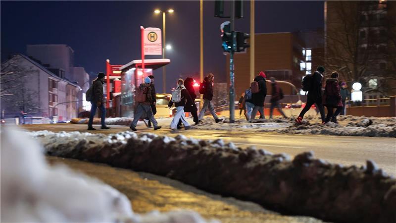 Der Blinden- und Sehbehindertenverein fordert, dass Gehwege so gründlich von Schnee und Eis geräumt werden, dass Orientierungshilfen für Blinde am Boden erkennbar bleiben.