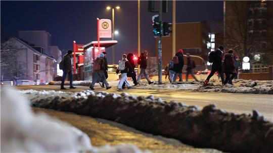 Der Blinden- und Sehbehindertenverein fordert, dass Gehwege so gründlich von Schnee und Eis geräumt werden, dass Orientierungshilfen für Blinde am Boden erkennbar bleiben.