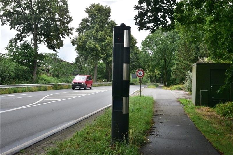 Der Blitzer an der Bundesstraße 74 in Hagenah: Es handelt sich um das Modell von Jenoptik. Foto: Beneke