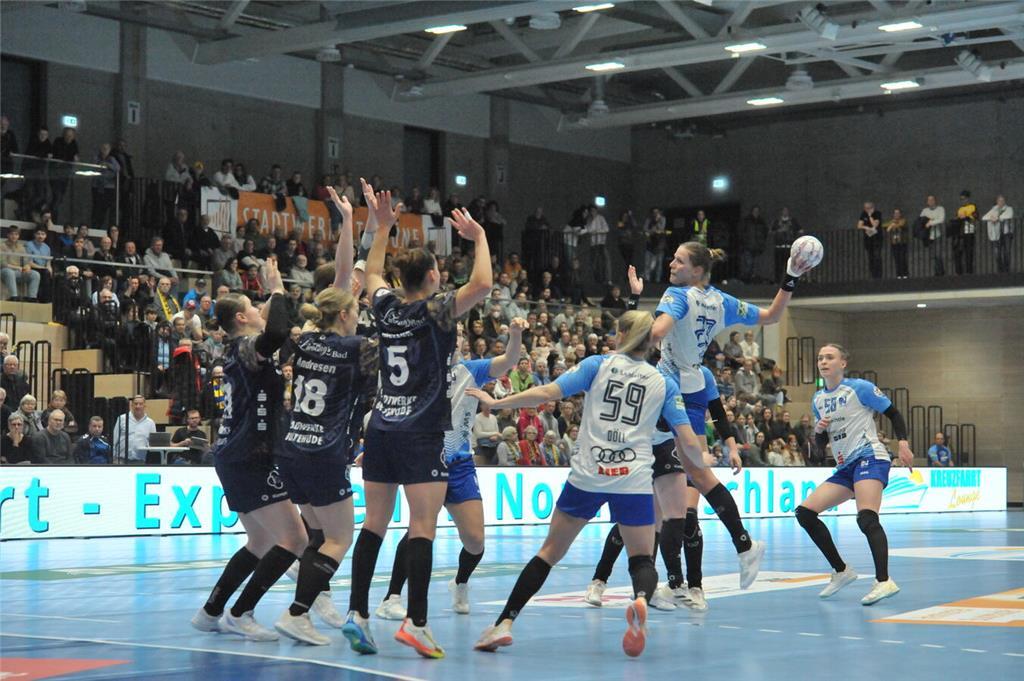 Der Block steht beim Neunmeterwurf.