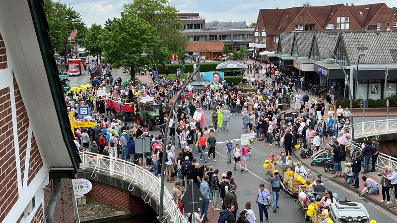 Altländer erfüllen Träume: Platz frei beim Blütencorso der neuen Königin Der Blütencorso ist eine Hauptattraktion des Blütenfestes in Jork.