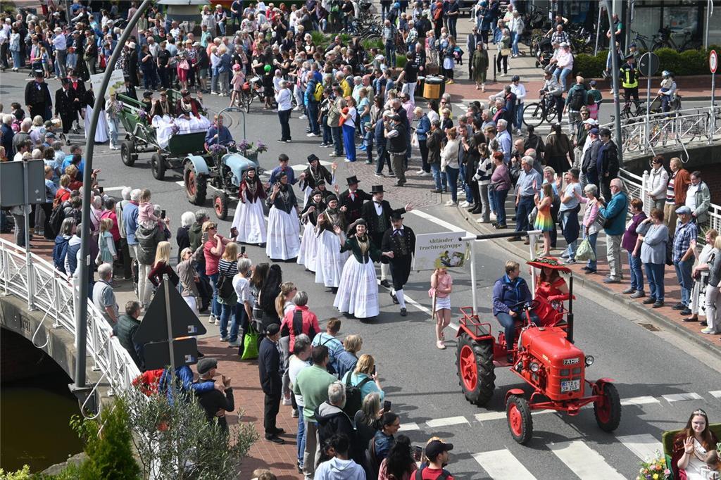 Der Blütencorso zieht weiter die Massen an. Blütenfest 2025