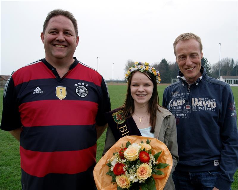 Der Blütenfest-Cheforganisator Kai Schildt (links) und Bürgermeister Mike Eckhoff mit der Blütenkönigin Annabell Brandt. Foto Günter Hamann