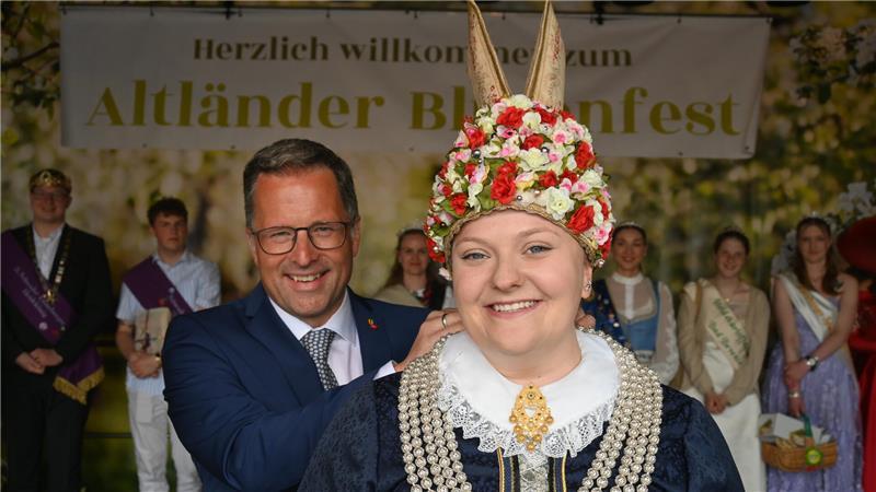 Der Blütenkorso und die Krönung durch Landrat Kai Seefried waren für die Altländer Blütenkönigin Ella Weilert der Höhepunkt ihrer Amtszeit.