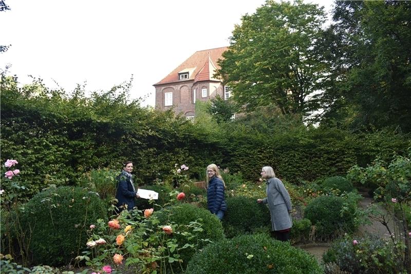 Der Blumengarten vor dem Schloss Agathenburg ist bereits ein Gartendenkmal : Kreisbaurätin Madeleine Pönitz stellt mit der zuständigen Ingenieurin Ann Christin Kläke vom Amt für Gebäudewirtschaft die Sanierungspläne vor. Bettina Roggmann vo