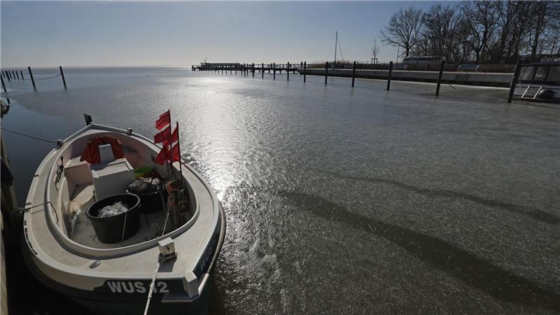Der Boddenhafen des Ostseebades in Wustrow ist nach wie vor mit dickem Eis bedeckt.