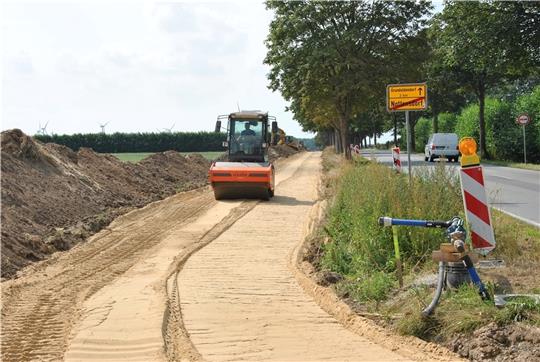 Der Boden auf der Baustelle zwischen Nottensdorf und Grundoldendorf wird verdichtet, eine Straßenwalze drückt den Sand fest: Hier wird der neue Radweg entlang der L 130 gebaut. Foto: Lohmann