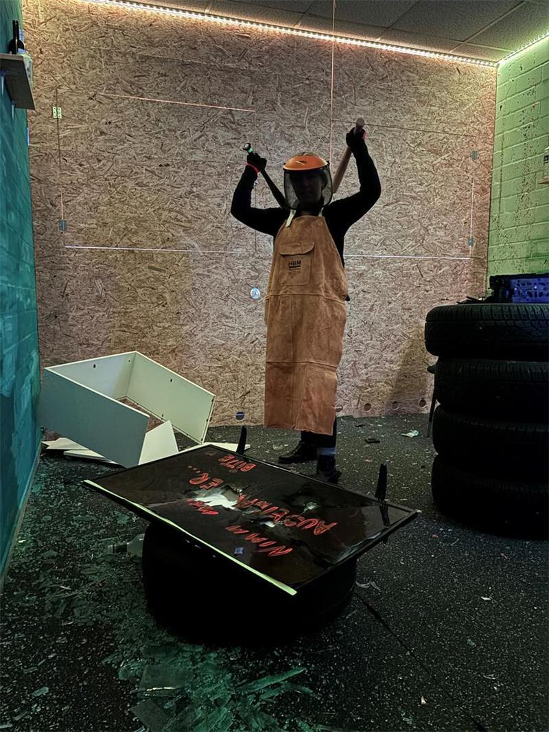 Der Boden voller Scherben, der Fernseher fast komplett zerstört. Im Rage Room tobt sich Anika Gerdau aus.