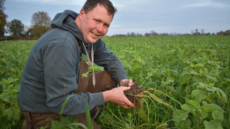 Warum „Deutschlands Bester Ackerbauer“ auf Nachhaltigkeit setzt Der Boden wird fruchtbarer, wenn man ihn nicht so stark bearbeitet. Davon ist Markus Mushardt überzeugt. Der Otterndorfer ist jetzt zum besten Ackerbauern Deutschlands gekürt worden.