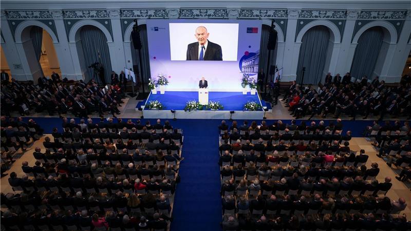 Der Börsensaal der Handelskammer ist voll gefüllt, während Präses Aust spricht. 