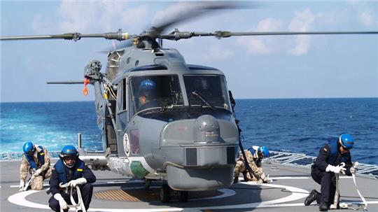 Der Bordhubschrauber Sea Lynx ist im Roten Meer im Einatz.