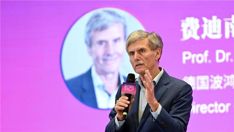 Der Branchenexperte Ferdinand Dudenhöffer beurteilt die Situation von US-Elektroautobauer Tesla trotz gestiegener Nachfrage skeptisch. (Archivbild)