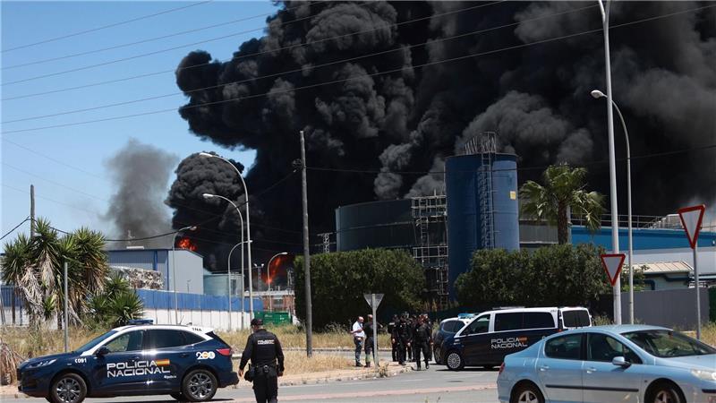 Chemie-Explosion: 77.000 Spanier sollen nicht ins Freie Der Brand brach in einem Industriegebiet südöstlich der Touristenmetropole Sevilla aus. Der Wind dürfte die Rauchwolke jedoch von der Großstadt weg Richtung Osten treiben.